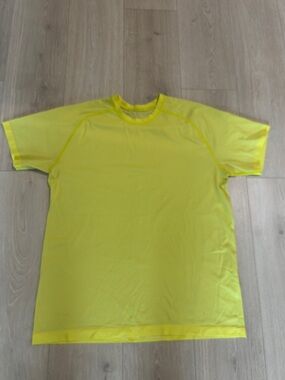 Lululemon Men's Bright Yellow Metal Tech Vent Short Sleeve Shirt - size Large